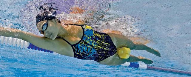 Il pull buoy, uno degli attrezzi utili per l'allenamento di nuoto