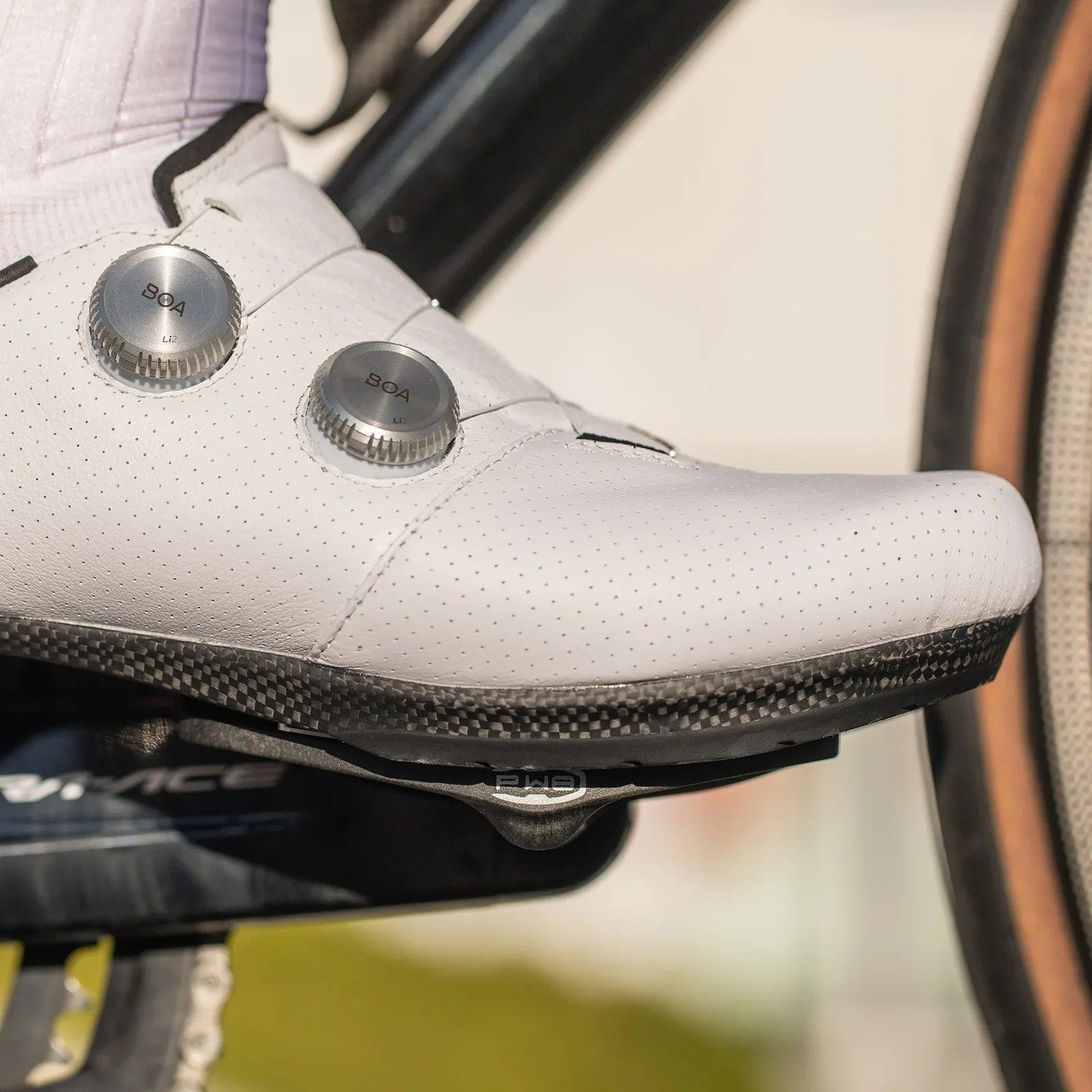 Soles by Michelin rivoluziona il ciclismo con EKOÏ: arriva il sistema pedale-scarpa PW8