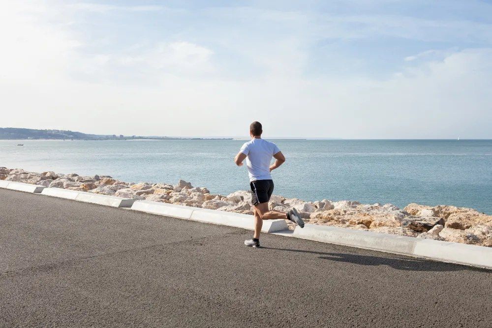 Correre in vacanza: come allenarsi d’estate senza stress