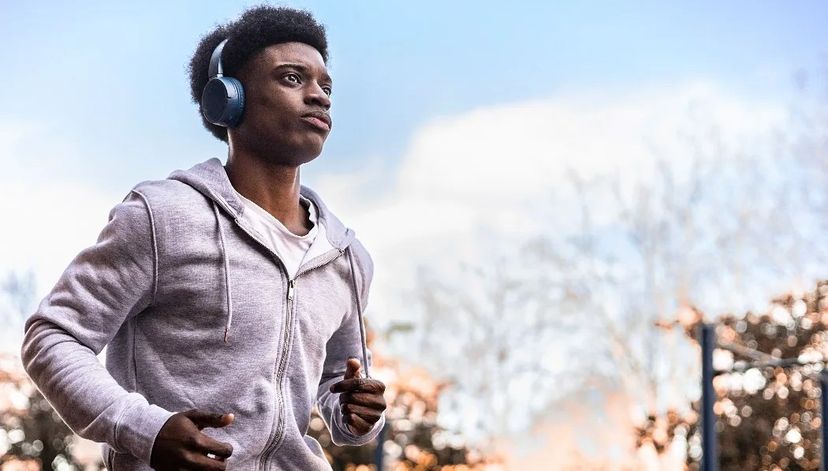 ragazzo corre indossando over-ear