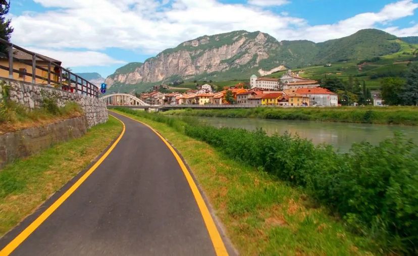 ciclabile lungo fiume Adige