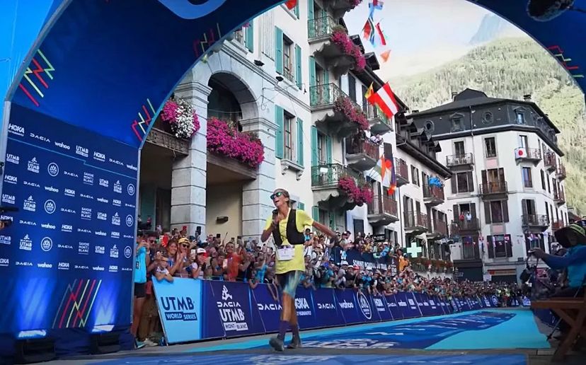 Courtney Dauwalter all'arrivo dell'UTMB