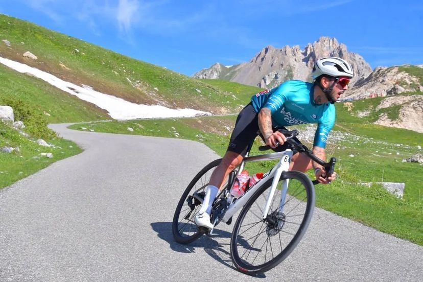ciclista affronta la discesa dopo il Colle Fauniera