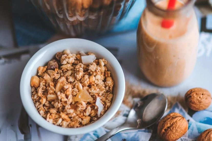 ciotola con frutta secca e smoothie