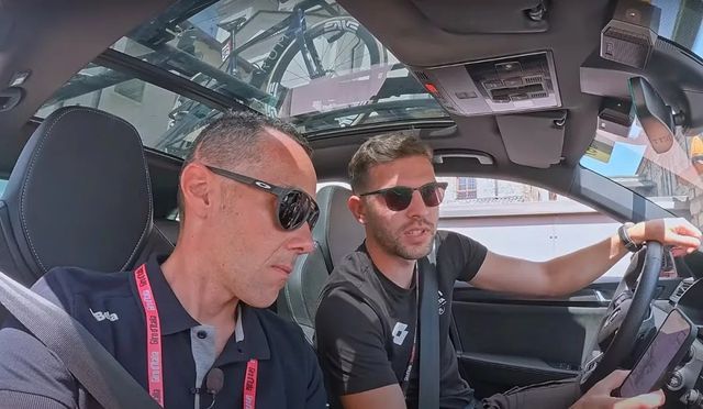 Sali a bordo di un'ammiraglia al Giro d'Italia