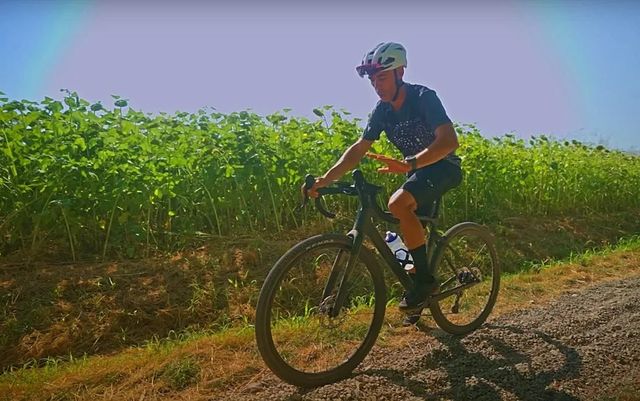 Come guidare una bici gravel? Consigli per una guida sicura