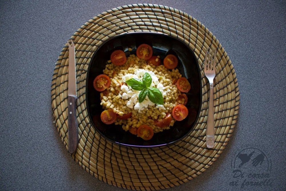 Insalata di orzo al pesto, con feta e pomodorini
