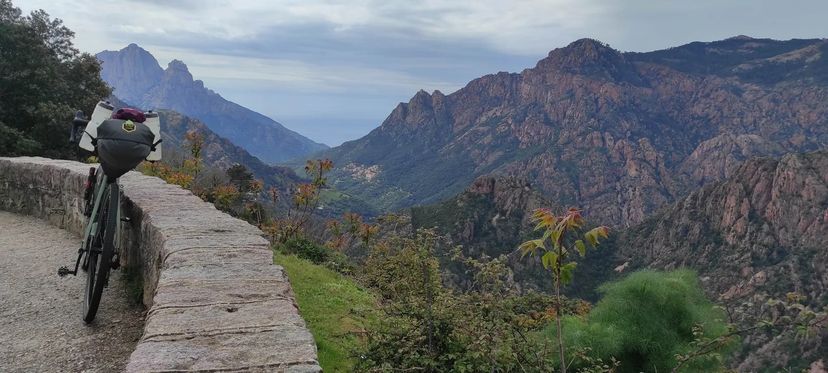 bici su strada da colle Vergiu vista sulla baia di Porto, itinerari corsica