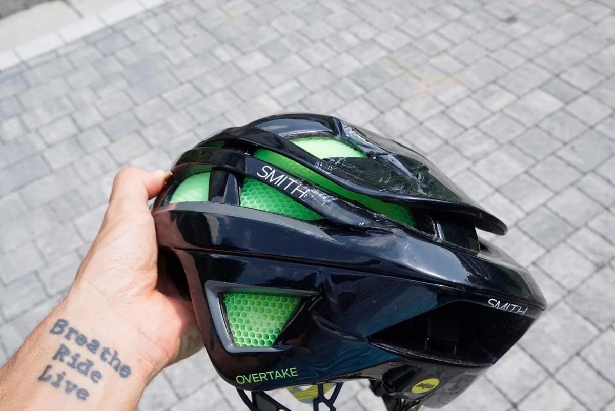 Casco in testa e ben allacciato. Sempre.