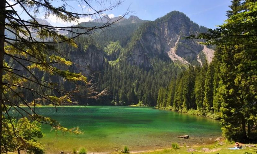 panoramica del Lago di Tovel in Trentino