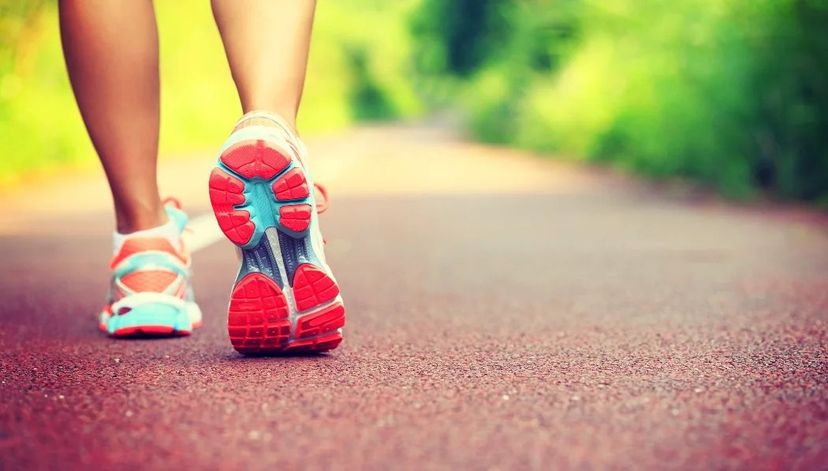 scarpe di persona di spalle mentre fa fitwalking