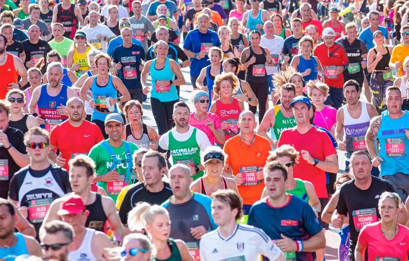 atleti e atlete che partecipano alla maratona