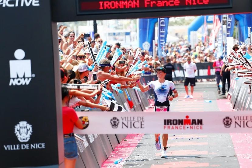 triatleta finisher all'Ironman con atteggiamento vincente