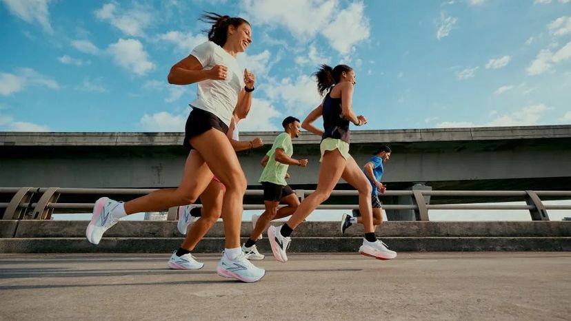 gruppo di runner che corrono con indosso le Brooks Glycerin MAX