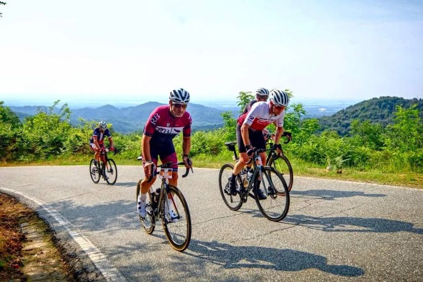 gruppo di ciclisti alla Gran Borgosesia