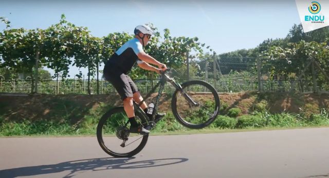 Impariamo a fare un perfetto bunny hop, il classico 'salto' con la bici