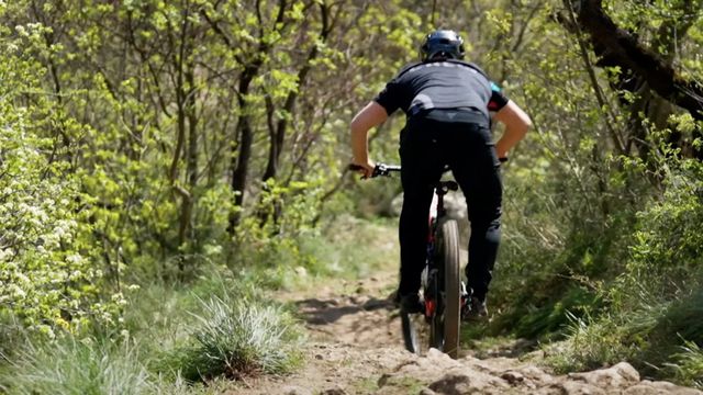 Supera la paura delle discese in e-MTB con la mentalità giusta