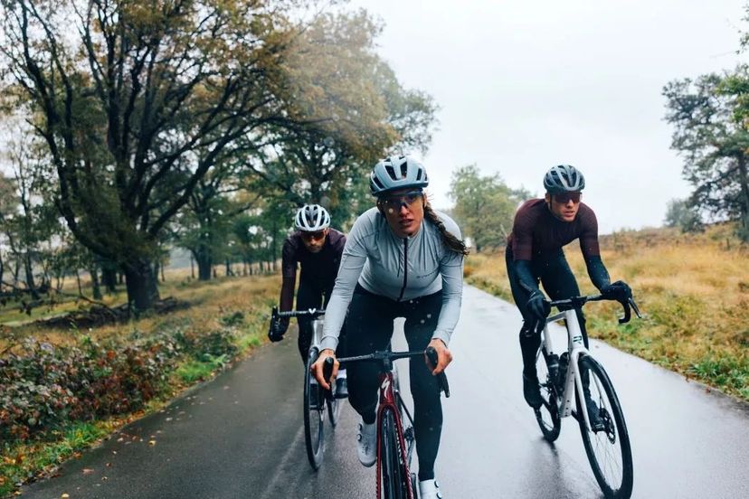 ciclisti su bici da strada 