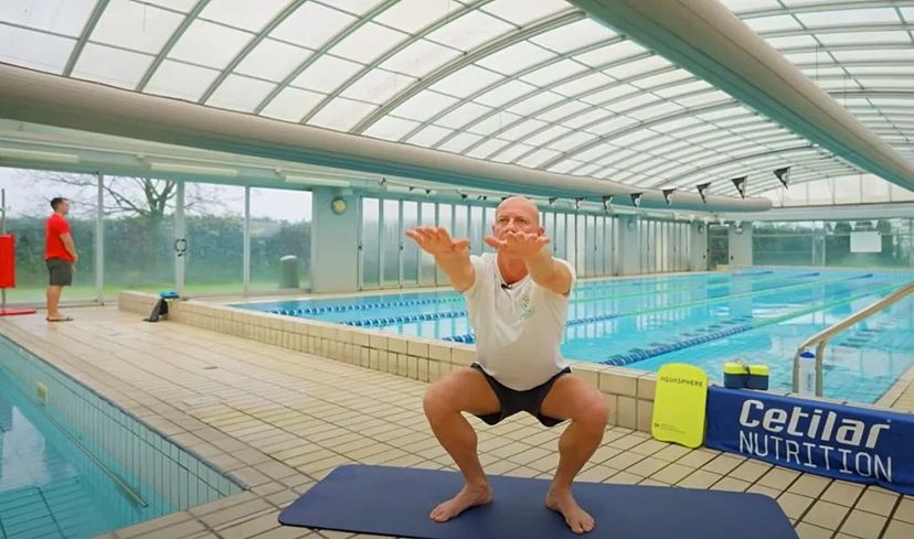 squat per potenziare le gambe nel nuoto