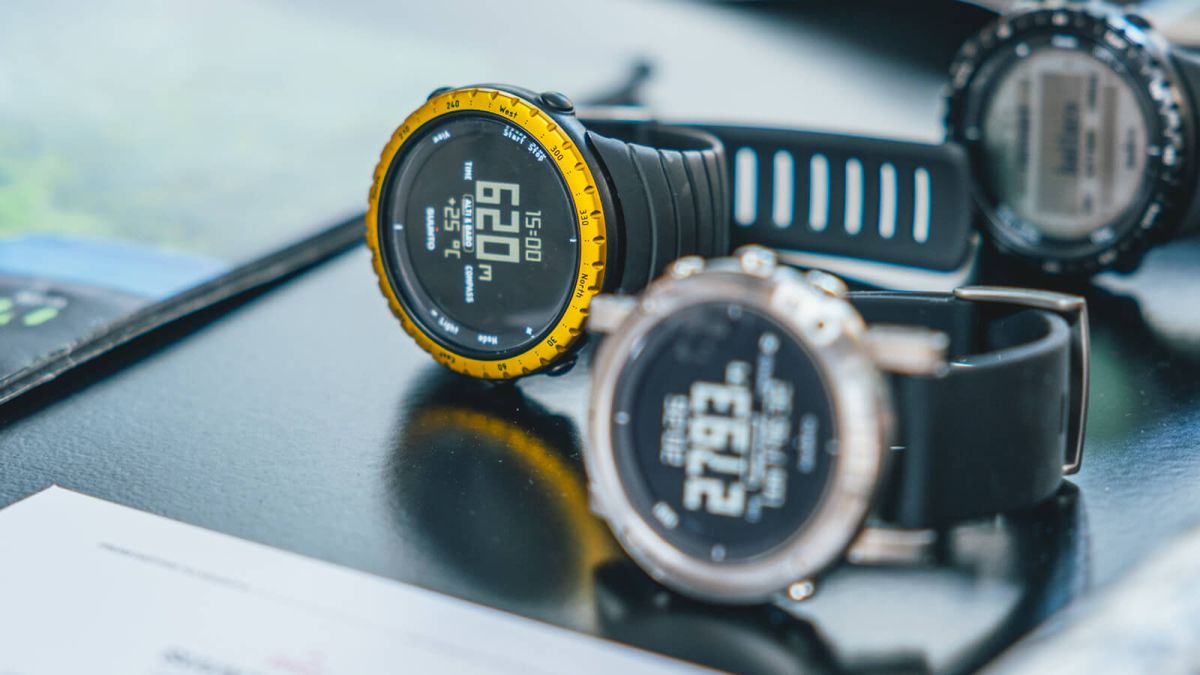 Orologi outdoor Suunto esposti alla mostra, uno con la ghiera gialla che segna l'altitudine e uno in titanio