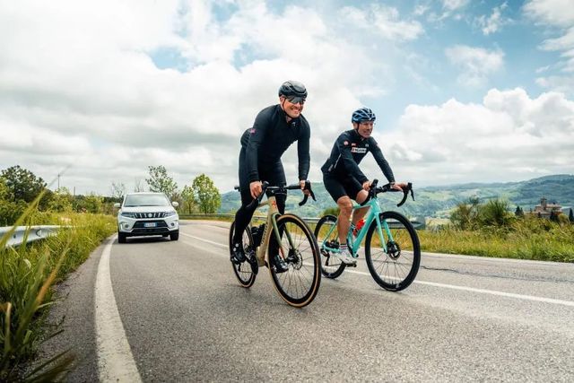 Pedaliamo sulle colline romagnole del Suzuki Bike Day