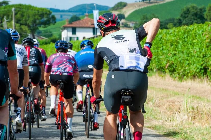 ciclisti di spalle al Suzuki Bike Day