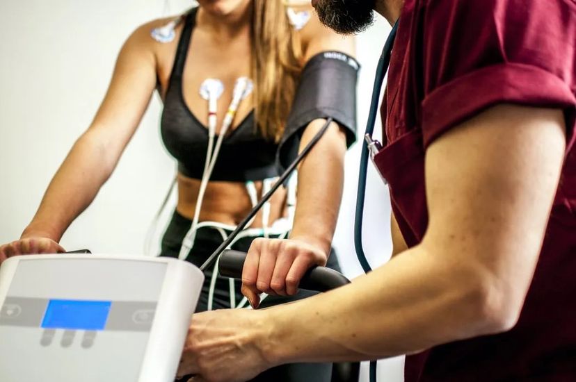 atleta su cyclette per test di Astrand per frequenza cardiaca massima 