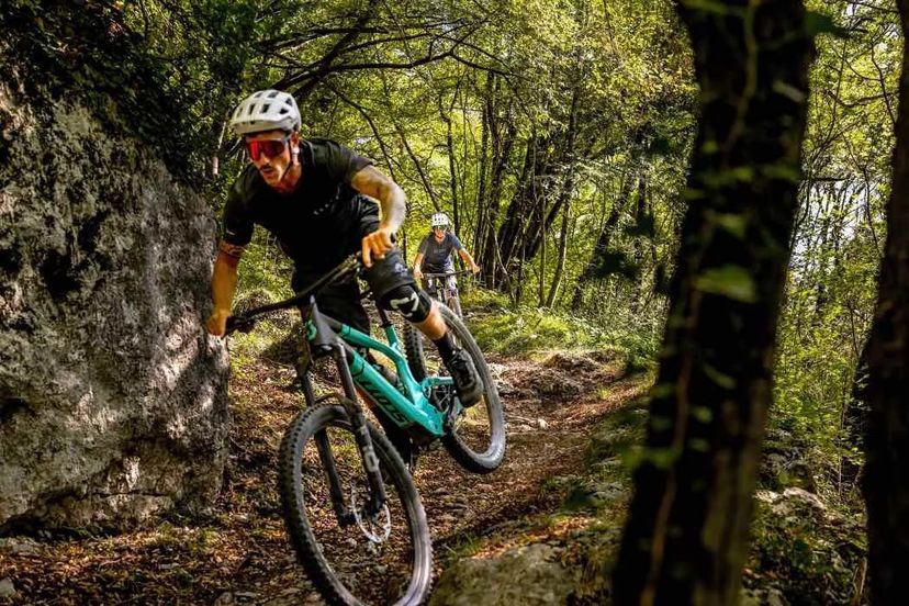 atleta su e-mtb per Trentino-eMTB-Adventure-Tours