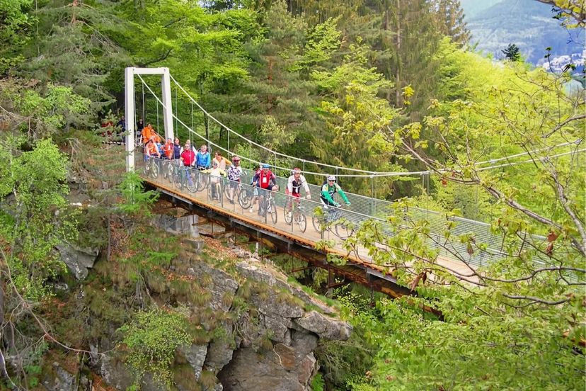 Un gruppo di biker che attraversa le aree Protette dell'Ossola - Vigezzo Bike Land lungo la pista ciclopedonale Druogno - Re "Pineta" - Visit Piemonte